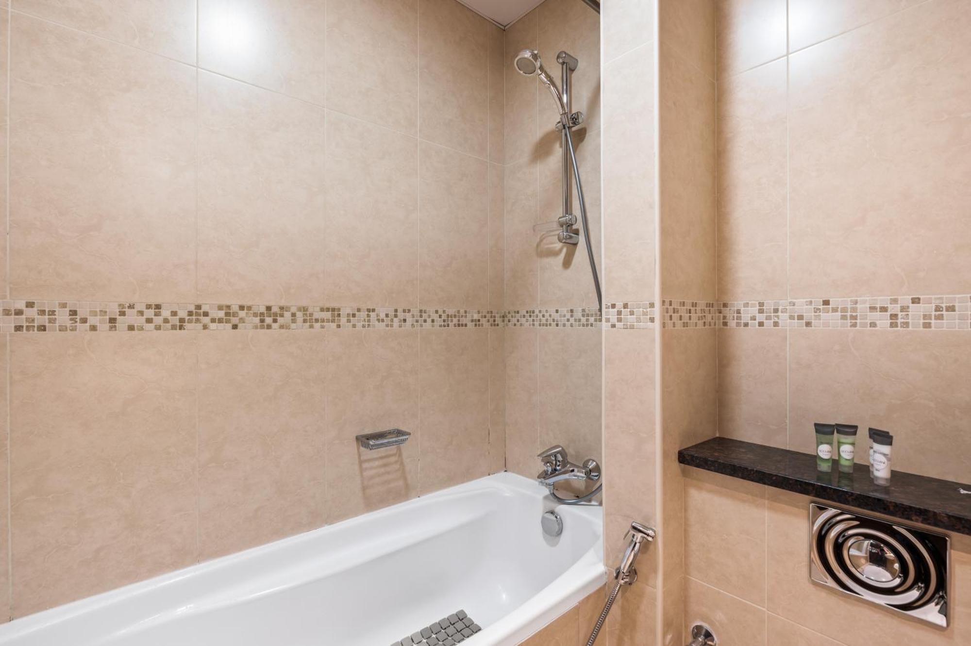 Upscale Studio Full Lake View In Goldcrest View Tower Dubai Exterior photo